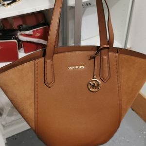 MICHAEL KORS BUCKET  BAG